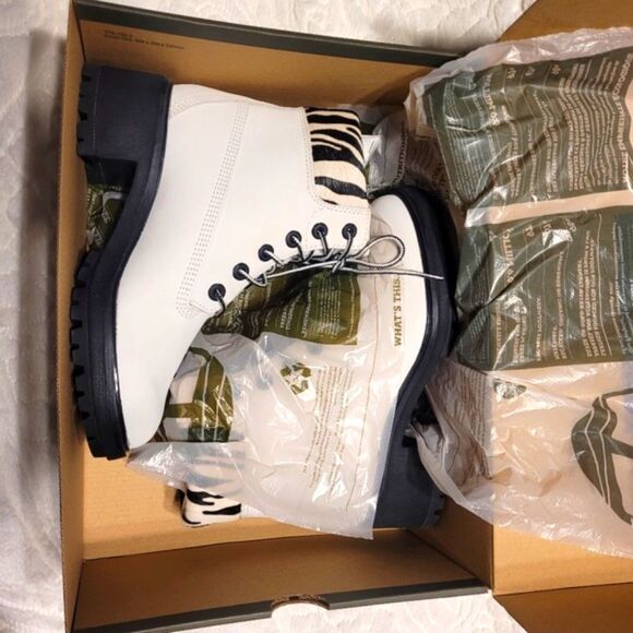 Timberland Booties Kinsley Waterproof White Nubuck Leather Zebra Lug Sole 7 New - Picture 11 of 13